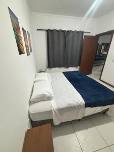 Cama ou camas em um quarto em Apto térreo #3- Moradas do Pier- 2 quartos, 1 banheiro a passos da areia