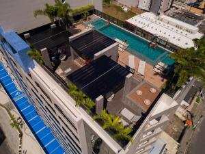Bazén v ubytování Edifício Time Acomodações nebo v jeho okolí