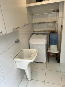 un baño con inodoro y lavabo en Apê 101 5 min praia Abricó Rio das Ostras 2 quartos 4 pessoas com área externa com churrasqueira e rede, en Rio das Ostras 26 fotos más
