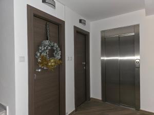 a hallway with a door with a wreath on it at Gpxclr MicroLuxeSuite in Larisa