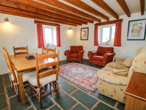 a living room with a table and chairs at Heron Cottage in Shrewsbury
