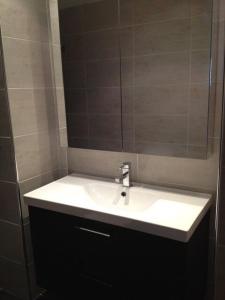 un bagno con lavandino e specchio di Victoria Building Calle Puntica - Mojacar Pueblo Attico - 3 bedroom - sleeps 5 - R882 a Mojácar