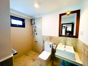 Bilik mandi di Private Villa with a Pool, Beach Front - The White House +16 gambar