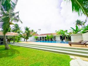 Taman di luar Private Villa with a Pool, Beach Front - The White House