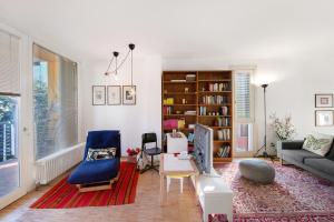 ヴェローナにあるLa Casa Della Luceのソファとテーブルのあるリビングルーム
