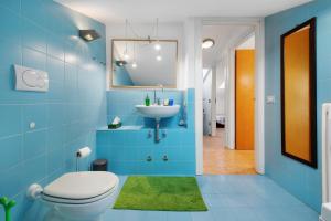 ヴェローナにあるLa Casa Della Luceの青いバスルーム(洗面台、トイレ付) +23枚の写真