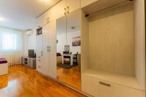 una camera da letto con porta scorrevole in vetro di Flex SelfCheckIns 113 - Zagreb - Studio Apartment - New a Zagabria