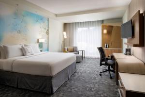 Postel nebo postele na pokoji v ubytování Courtyard by Marriott Prince George