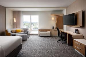 TV a/nebo společenská místnost v ubytování Courtyard by Marriott Prince George + 37 fotografií