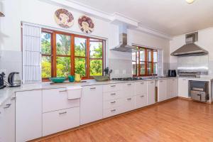 Kuchyň nebo kuchyňský kout v ubytování Fynbos House