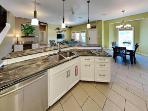 Kuchyň nebo kuchyňský kout v ubytování Coastal Cotter