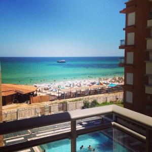 uma vista para a praia a partir de uma varanda de um resort em Le Monte Carlo em Sousse