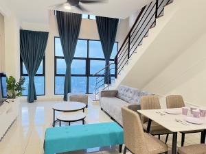 Posezení v ubytování Arte Mont Kiara By Luxe Home