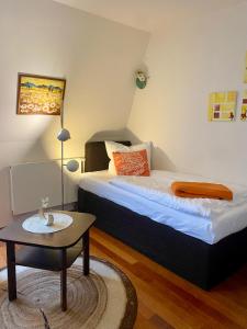 a room with a bed and a table in a room at Mal-Düne in Binz