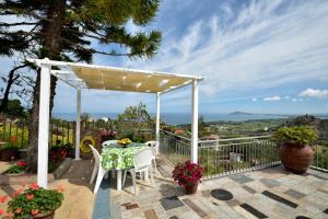 una mesa y sillas bajo una pérgola en un patio en Appartamento Mariolu 2, en Santa Maria Navarrese 18 fotos más