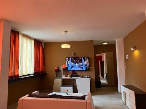 A television and/or entertainment centre at Hotel Dunav