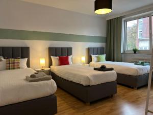 a hotel room with two beds and two lamps at Berner Bude 3, 2 SZ - top Anbindung in Hamburg