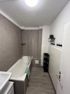 a bathroom with a tub and a sink and a shower at Berner Bude 3, 2 SZ - top Anbindung in Hamburg +12 photos