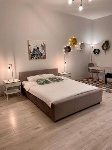 een slaapkamer met een bed en een tafel met stoelen bij Studio Elizabete 3 in Rīga
