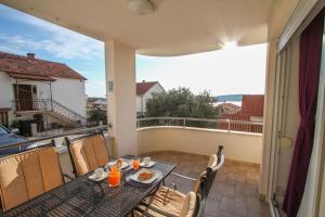 a balcony with a table and chairs on a balcony at Apartment Gloria in Trogir