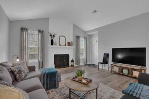 Μια τηλεόραση ή/και κέντρο ψυχαγωγίας στο The Smart Stay ! New Remodel! Minutes from Atlanta