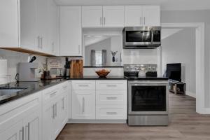 Η κουζίνα ή μικρή κουζίνα στο The Smart Stay ! New Remodel! Minutes from Atlanta