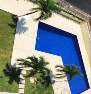 an overhead view of a swimming pool with palm trees at Penthouse en Las Brisas Acapulco in Acapulco