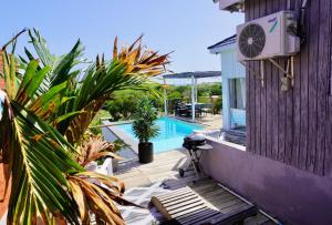 Bazén v ubytování Sky and Coastline 3 Bed Treasure Beach Villa nebo v jeho okolí