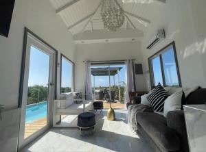 Posezení v ubytování Sky and Coastline 3 Bed Treasure Beach Villa