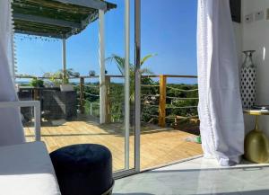 Balkón nebo terasa v ubytování Sky and Coastline 3 Bed Treasure Beach Villa