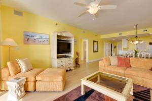 un salon avec deux canapés et une télévision dans l'établissement Navarre Condo with Beach Access and Ocean Views!, à Navarre