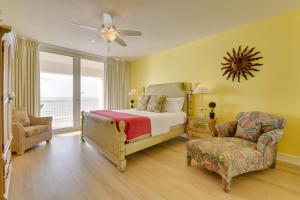 une chambre avec un lit et une chaise dans l'établissement Navarre Condo with Beach Access and Ocean Views!, à Navarre 18 autres photos