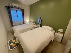 A bed or beds in a room at Lazy shot