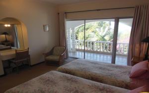 En eller flere senge i et værelse på 115 Nkwazi Drive + 13 billeder