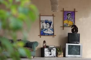a living room with a couch and a tv at Reset Atemporal in Homún