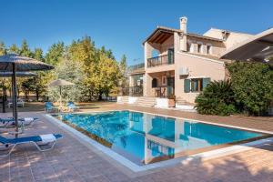 Bazén v ubytování Villa Lefki Limni Retreat 300m from beach nebo v jeho okolí