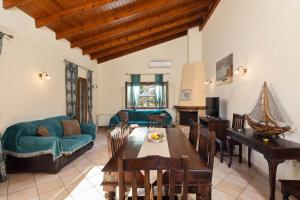 Posezení v ubytování Villa Lefki Limni Retreat 300m from beach