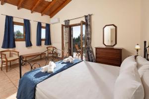 Postel nebo postele na pokoji v ubytování Villa Lefki Limni Retreat 300m from beach + 35 fotografií