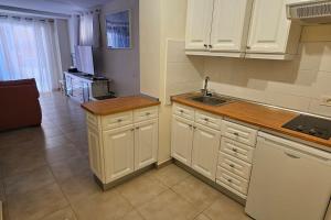A kitchen or kitchenette at Perfect Getaway in Los Gigantes, Shared Pool-WiFi