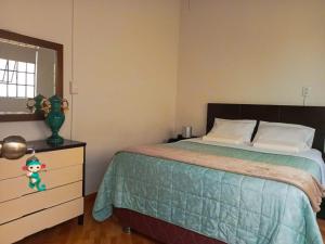A bed or beds in a room at Tripper Monkey House Miraflores