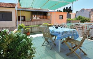 Balkón nebo terasa v ubytování Three-Bedroom Apartment With A Fireplace In Stari Grad