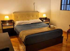 A bed or beds in a room at Tripper Monkey House Miraflores