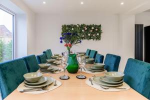 Posezení v ubytování Large 6-Bed house, Free Parking & Motorway Access