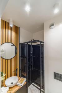 łazienka z umywalką i prysznicem w obiekcie Prądnik Czerwony Studio - Balcony, City View - by Rentujemy w Krakowie +14 zdjęć