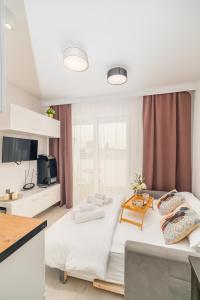 sypialnia z dużym łóżkiem i stołem w obiekcie Prądnik Czerwony Studio - Balcony, City View - by Rentujemy w Krakowie