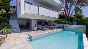 una piscina davanti a una casa di Estoril Oceanview Villa a Parede
