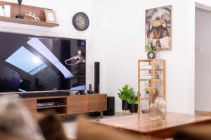 Televisyen dan/atau pusat hiburan di Stylish Comfort 1BR Apartment in North Legon