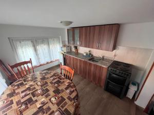 A kitchen or kitchenette at Abigél Apartman