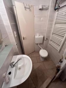 A bathroom at Abigél Apartman