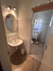 A bathroom at Abigél Apartman
